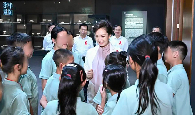 彭丽媛出席2025年“爱在阳光下”夏令营开营式